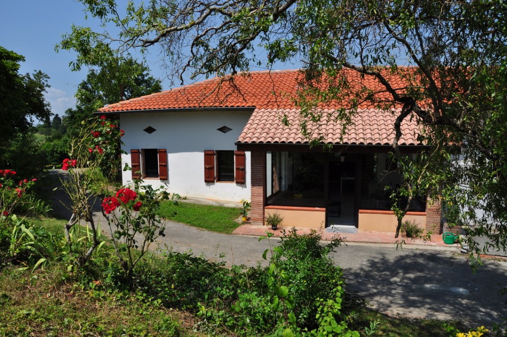 Vue sur l'entrée de la fermette